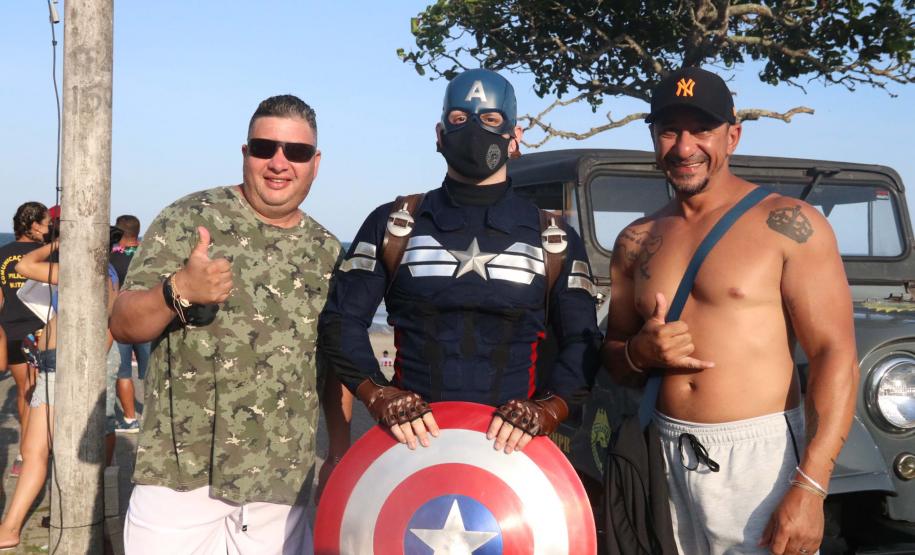 PM leva diversão às praias com exposição de viaturas e pintura de rosto para crianças