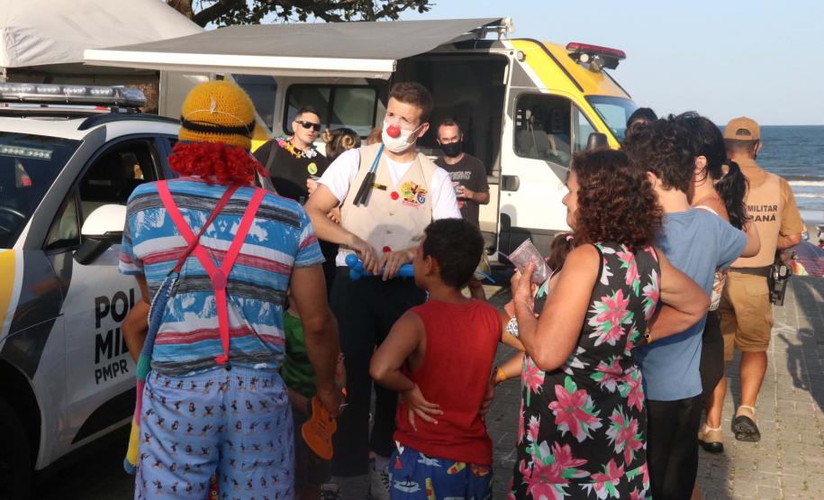PM leva diversão às praias com exposição de viaturas e pintura de rosto para crianças