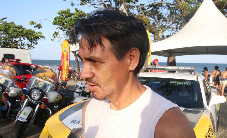 PM leva diversão às praias com exposição de viaturas e pintura de rosto para crianças