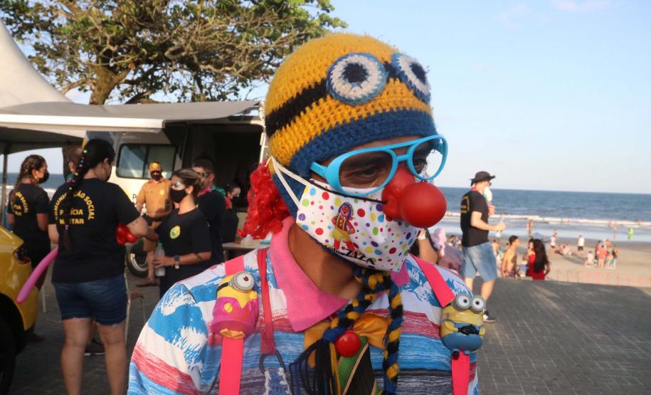 PM leva diversão às praias com exposição de viaturas e pintura de rosto para crianças