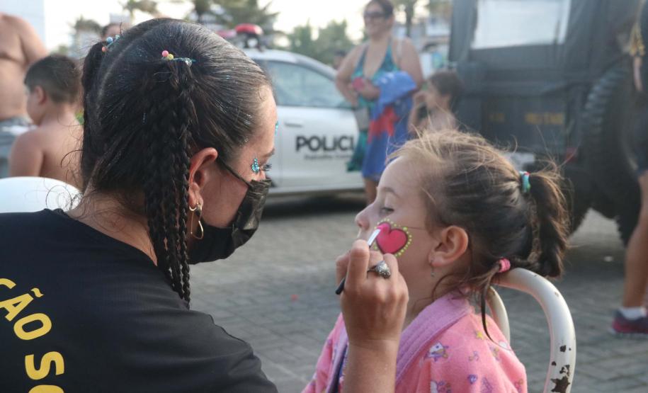PM leva diversão às praias com exposição de viaturas e pintura de rosto para crianças