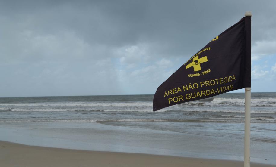 Corpo de Bombeiros reforça pedido: banho deve ocorrer em locais protegidos por guarda-vidas