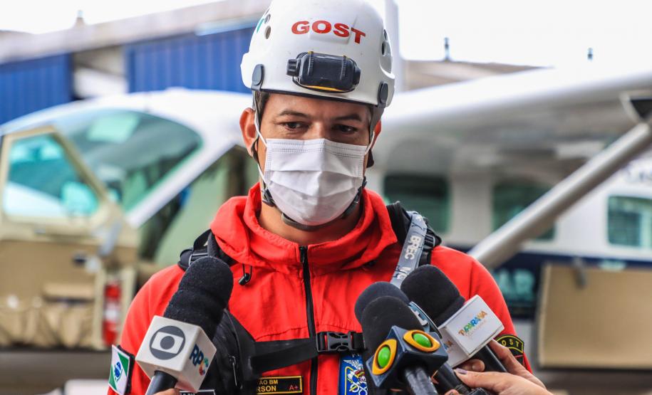 Governo do Paraná envia 10 bombeiros e cães para buscas a desaparecidos em Petrópolis