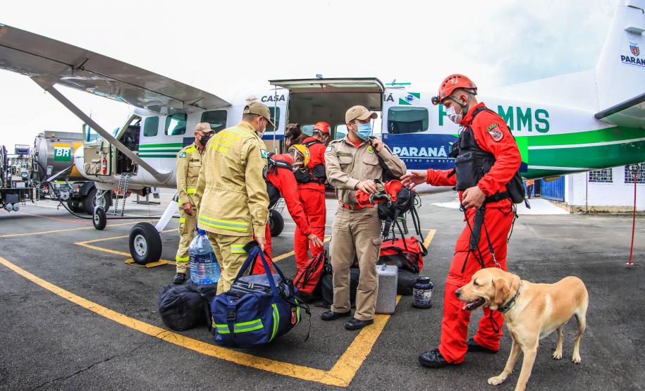 Governo do Paraná envia 10 bombeiros e cães para buscas a desaparecidos em Petrópolis