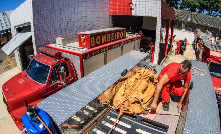 Primeiro grupo de bombeiros paranaenses e cães de faro viaja para Petrópolis