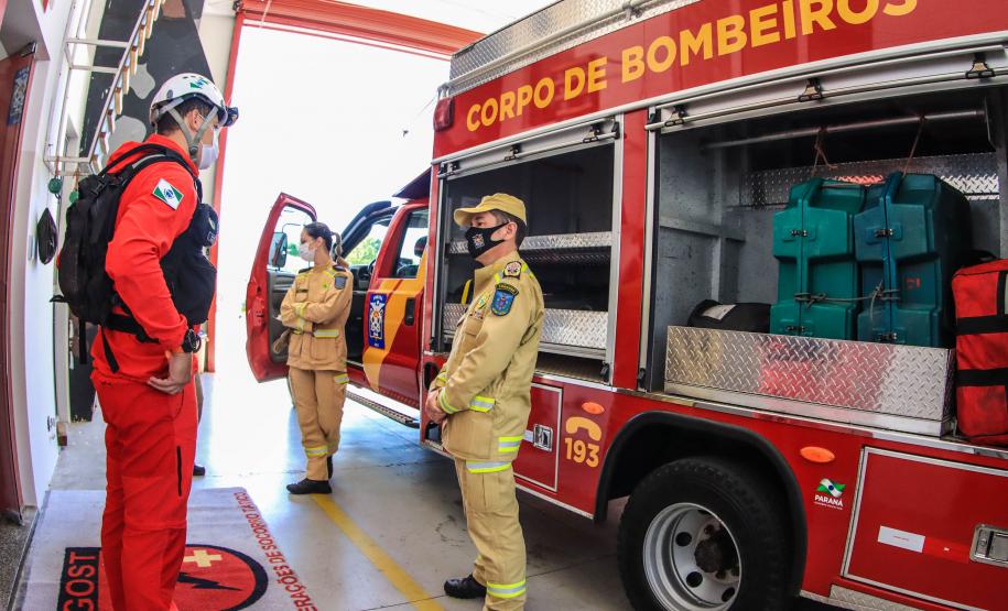 Primeiro grupo de bombeiros paranaenses e cães de faro viaja para Petrópolis