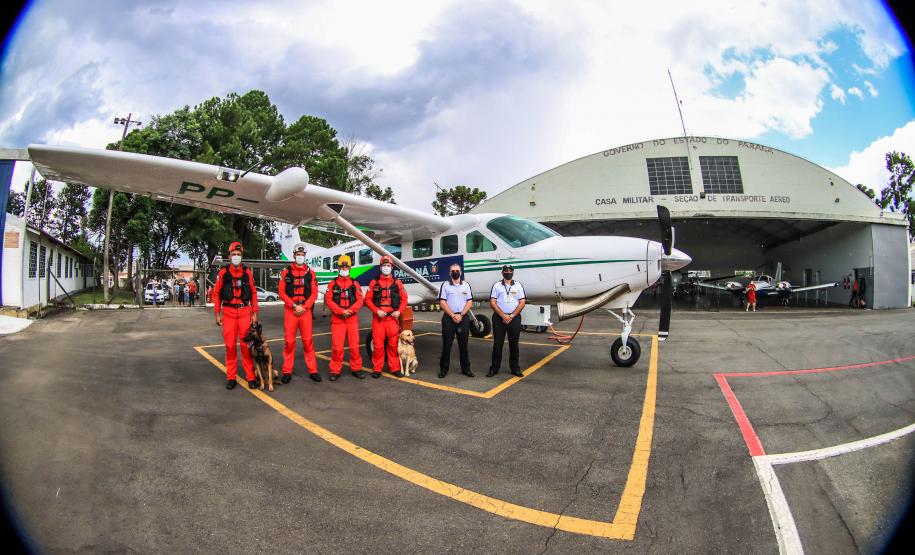 Governo do Paraná envia 10 bombeiros e cães para buscas a desaparecidos em Petrópolis