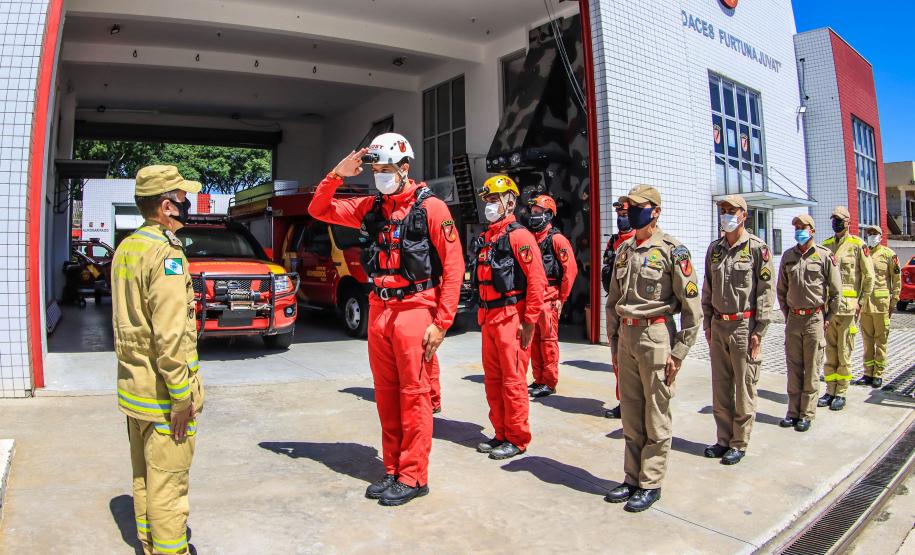 Primeiro grupo de bombeiros paranaenses e cães de faro viaja para Petrópolis