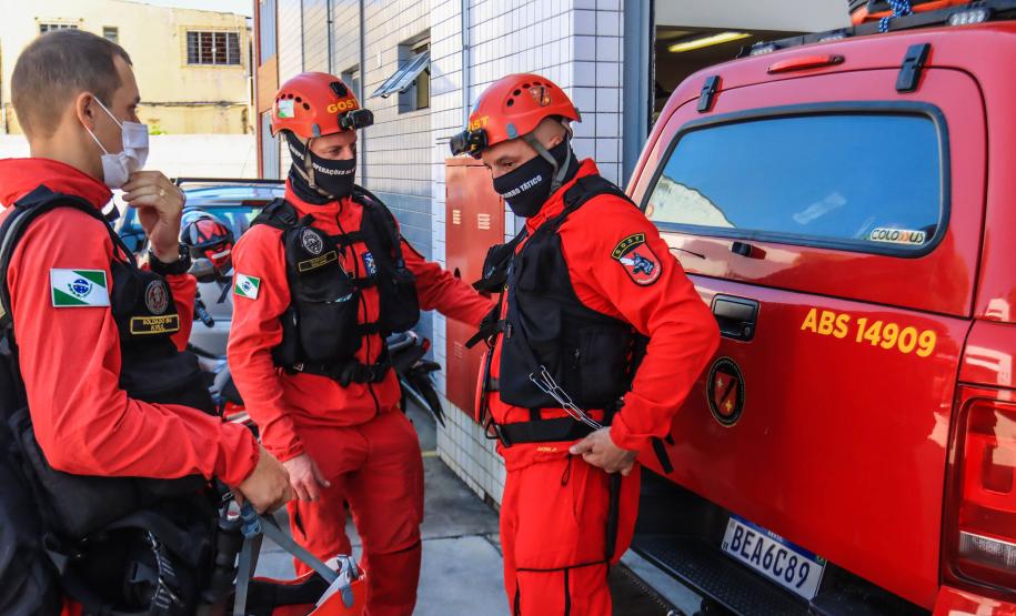 Primeiro grupo de bombeiros paranaenses e cães de faro viaja para Petrópolis