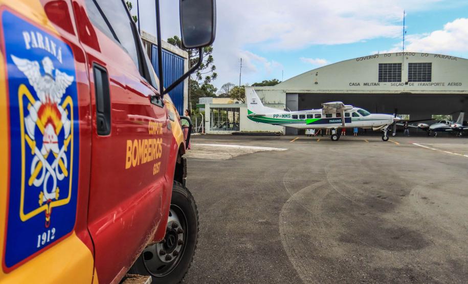 Governo do Paraná envia 10 bombeiros e cães para buscas a desaparecidos em Petrópolis