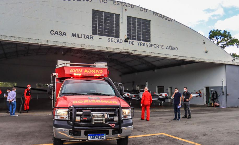 Governo do Paraná envia 10 bombeiros e cães para buscas a desaparecidos em Petrópolis