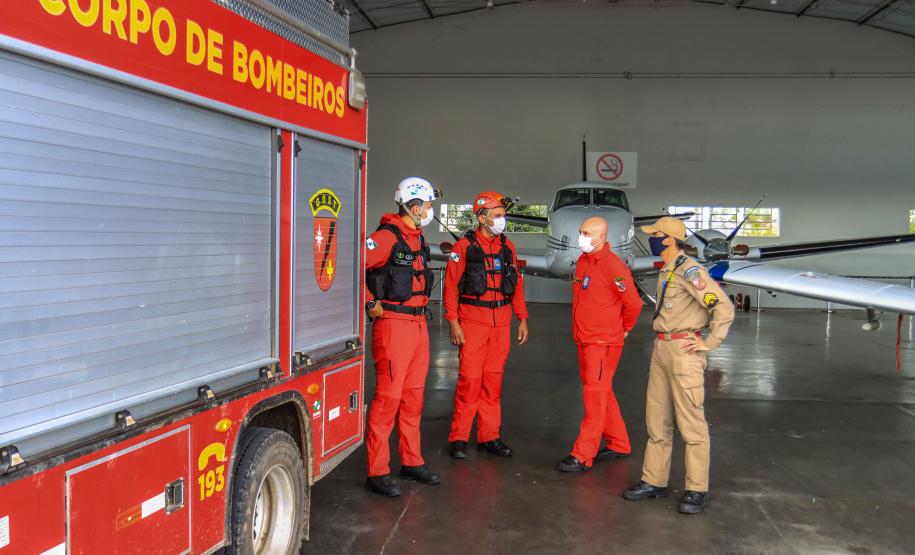 Governo do Paraná envia 10 bombeiros e cães para buscas a desaparecidos em Petrópolis