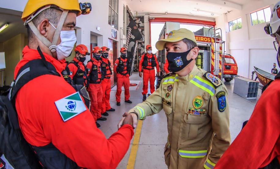 Primeiro grupo de bombeiros paranaenses e cães de faro viaja para Petrópolis