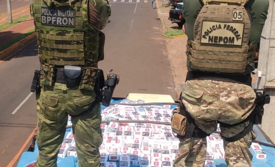 BPFron e PF apreendem caminhão carregado com cigarros, arma de fogo e fardas camufladas no Oeste do estado