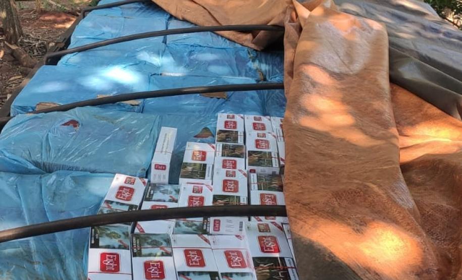BPFron e PF apreendem caminhão carregado com cigarros, arma de fogo e fardas camufladas no Oeste do estado