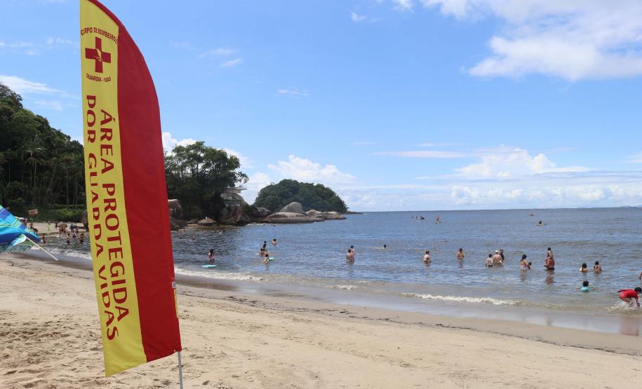 Corpo de Bombeiros reforça pedido: banho deve ocorrer em locais protegidos por guarda-vidas