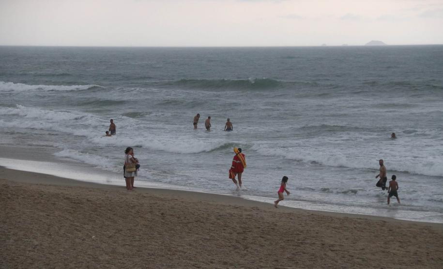 Corpo de Bombeiros reforça pedido: banho deve ocorrer em locais protegidos por guarda-vidas
