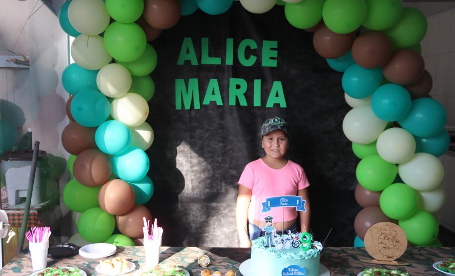 No Litoral, policiais militares realizam sonho de fã mirim em festa de aniversário