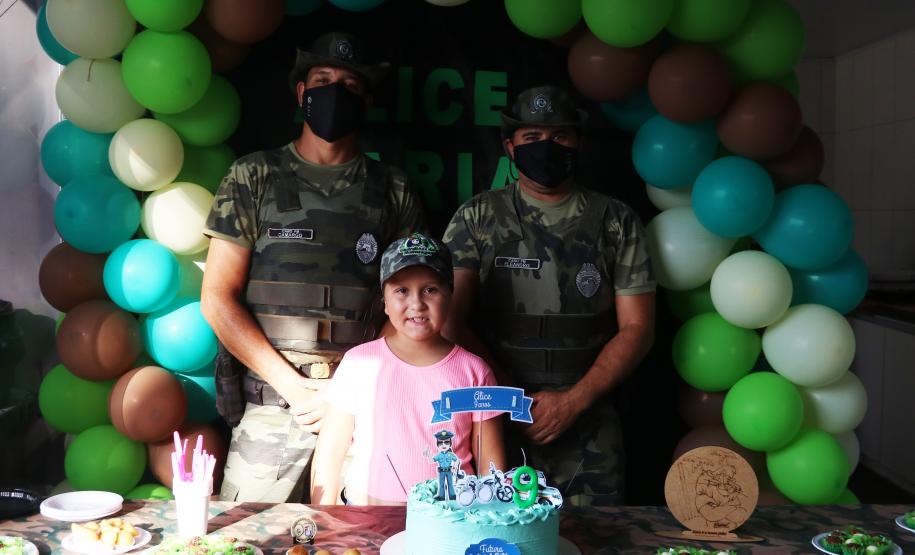 No Litoral, policiais militares realizam sonho de fã mirim em festa de aniversário