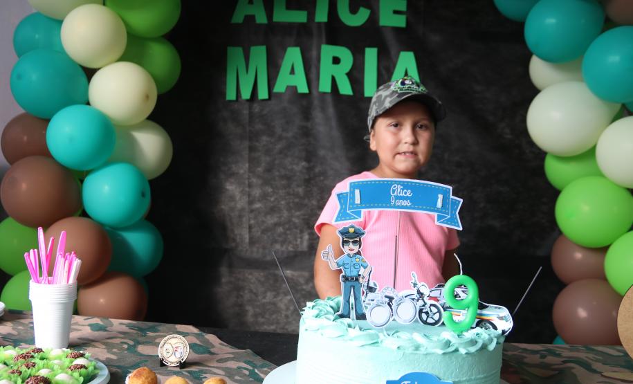 No Litoral, policiais militares realizam sonho de fã mirim em festa de aniversário