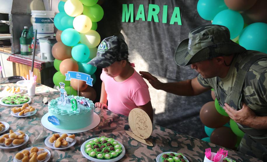 No Litoral, policiais militares realizam sonho de fã mirim em festa de aniversário