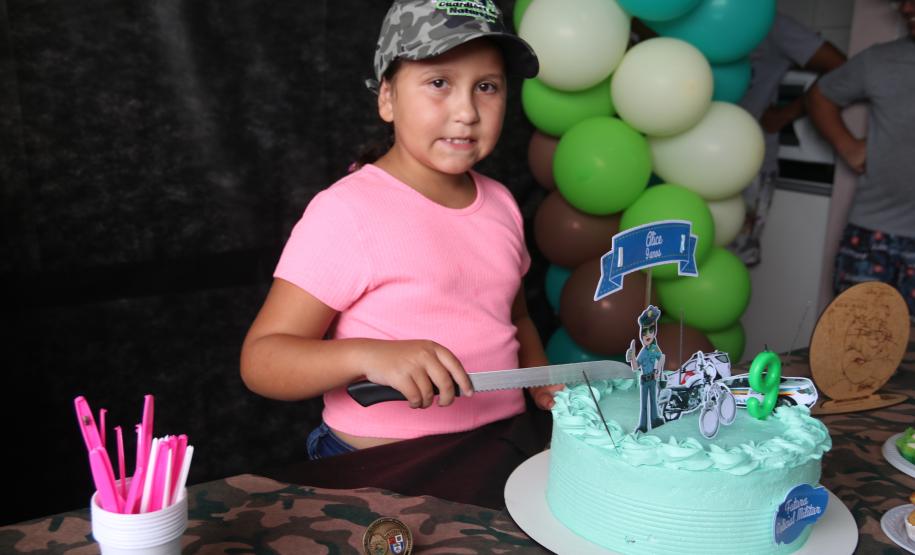 No Litoral, policiais militares realizam sonho de fã mirim em festa de aniversário
