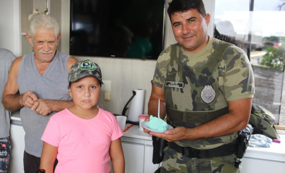 No Litoral, policiais militares realizam sonho de fã mirim em festa de aniversário