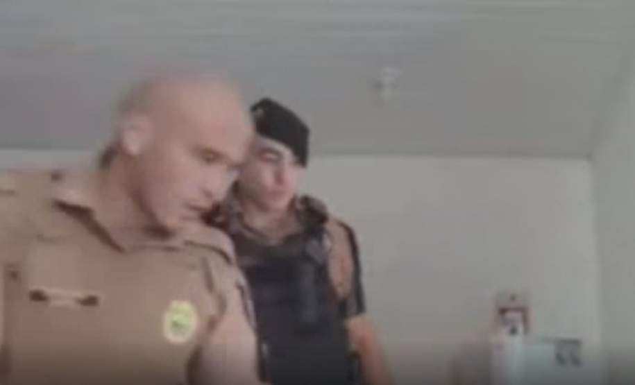 Policiais salvam vida de bebê e PM orienta sobre como agir em caso de engasgamento