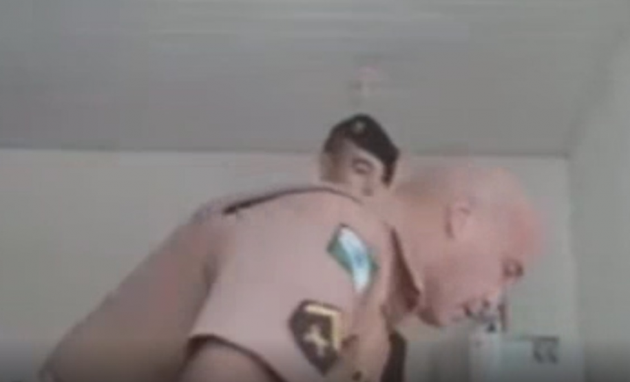 Policiais salvam vida de bebê e PM orienta sobre como agir em caso de engasgamento