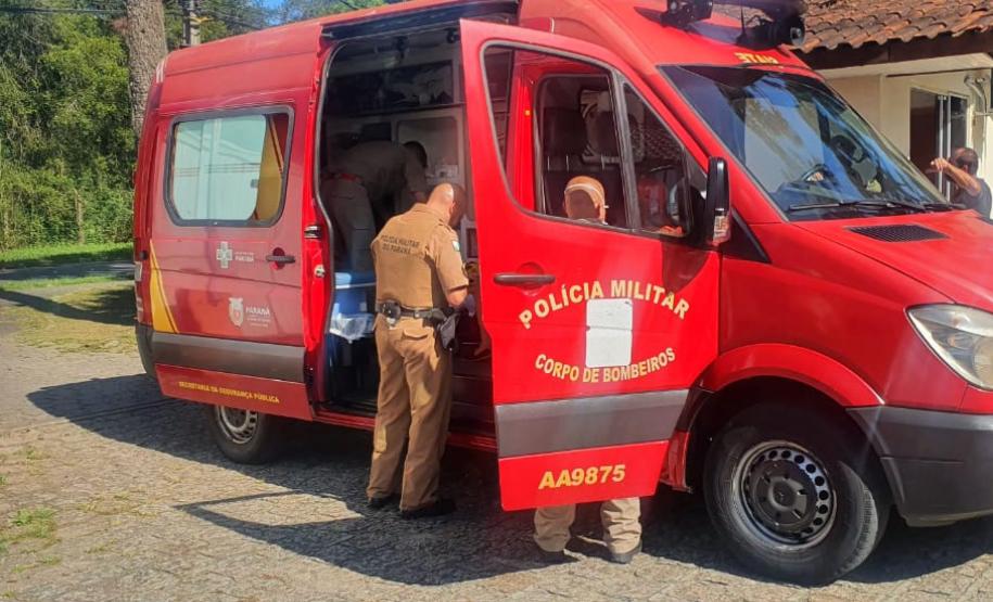 Policiais salvam vida de bebê e PM orienta sobre como agir em caso de engasgamento