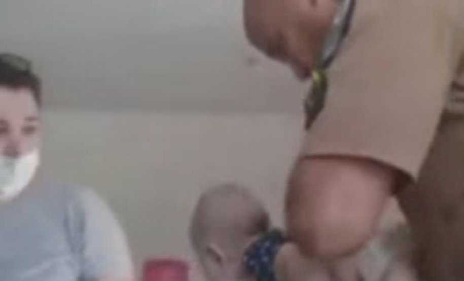 Policiais salvam vida de bebê e PM orienta sobre como agir em caso de engasgamento