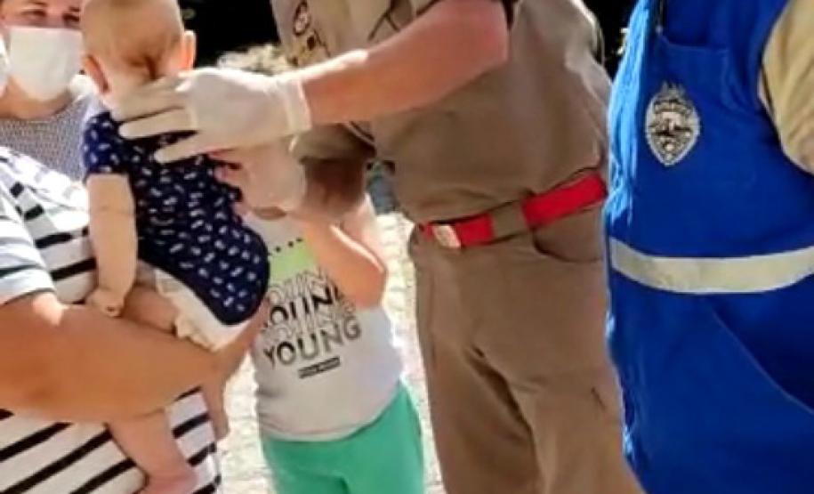 Policiais salvam vida de bebê e PM orienta sobre como agir em caso de engasgamento