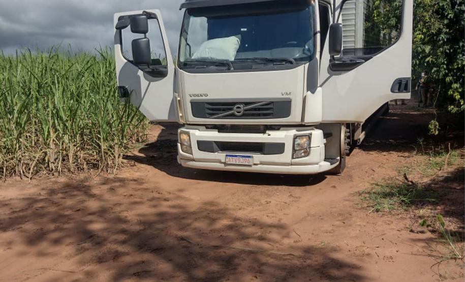 No Noroeste do estado, PM recupera caminhão ainda com a carga e apreende um bloqueador de sinal