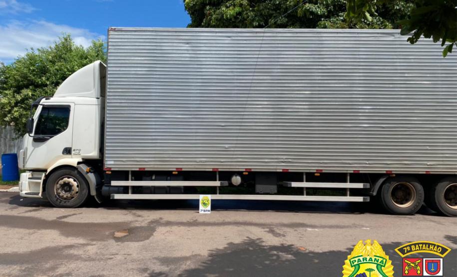 No Noroeste do estado, PM recupera caminhão ainda com a carga e apreende um bloqueador de sinal