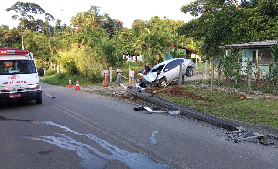 Após acidente na estrada da Codonga, BPMOA faz transporte de vítima até Paranaguá