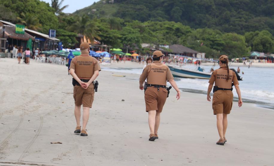 Com policiamento comunitário e ciclopatrulhamento, PM protege turistas e nativos da Ilha do Mel