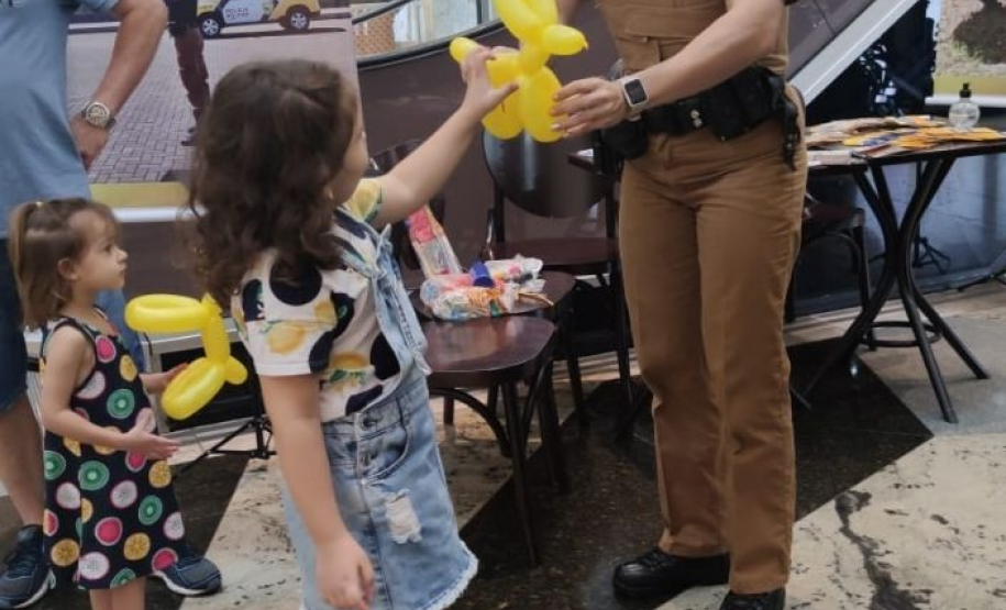 Batalhão da PM faz exposição em Shopping de Maringá (PR)