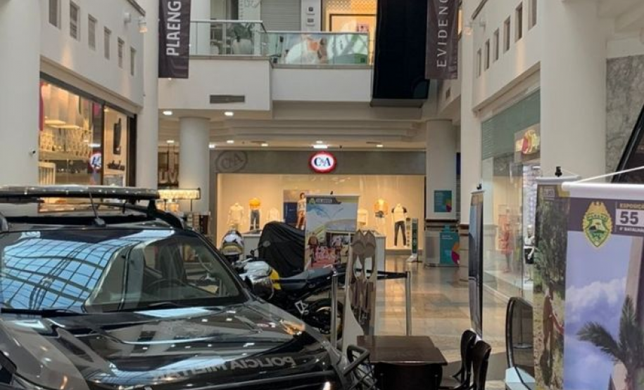 Batalhão da PM faz exposição em Shopping de Maringá (PR)