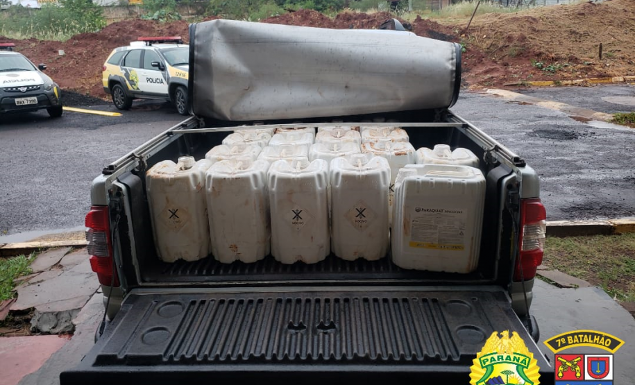 Policiais militares prendem motorista que transportava 360 litros de agrotóxicos proibidos em Cruzeiro do Oeste, Noroeste do estado