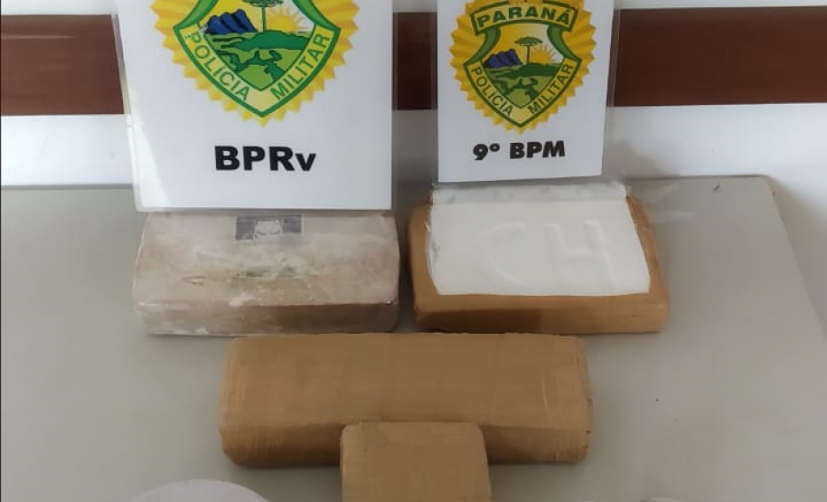 Cão de faro do BPRv descobre fundo falso com drogas dentro de uma casa em Guaratuba