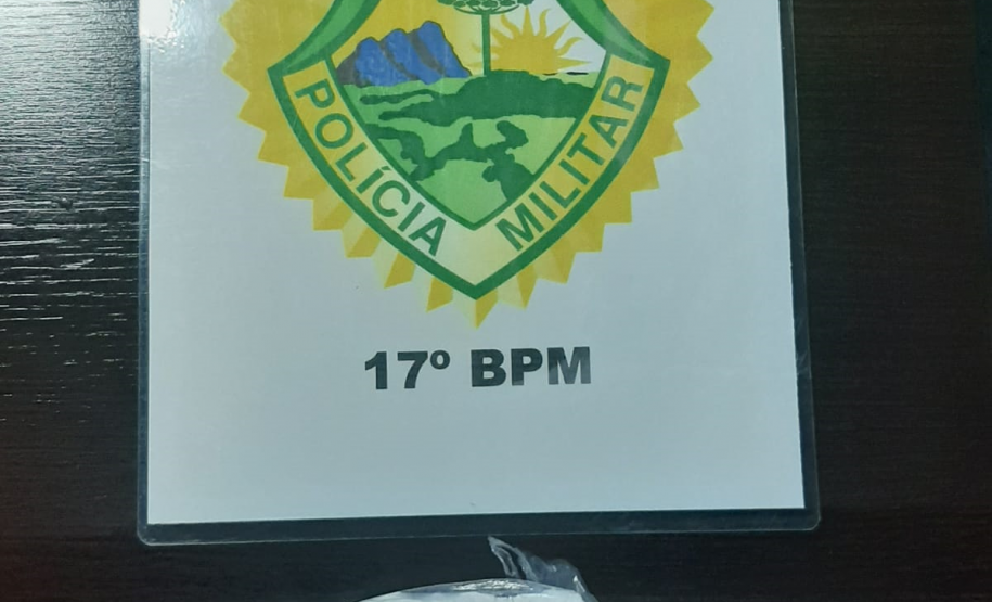 Policiais militares prendem pessoas e apreendem arma e droga em ocorrências distintas, em Fazenda Rio Grande, na RMC