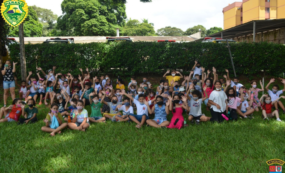 Batalhão da PM de Maringá recebe visita da Casa da Criança