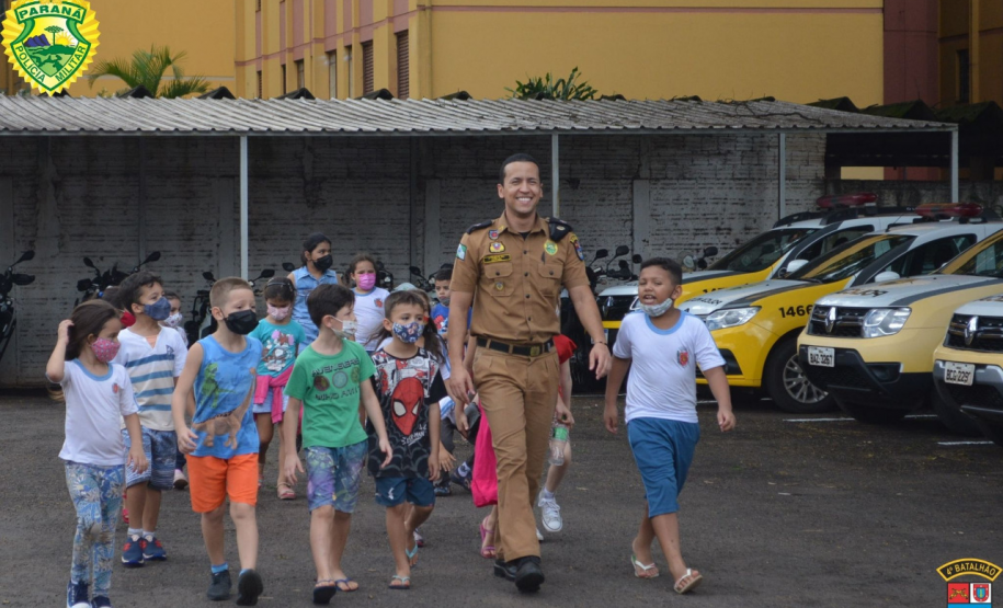 Batalhão da PM de Maringá recebe visita da Casa da Criança