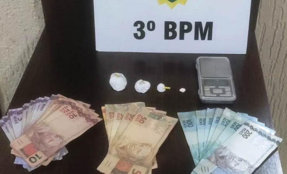 PM recupera veículo e apreende arma de fogo e cocaína no Sudoeste do estado