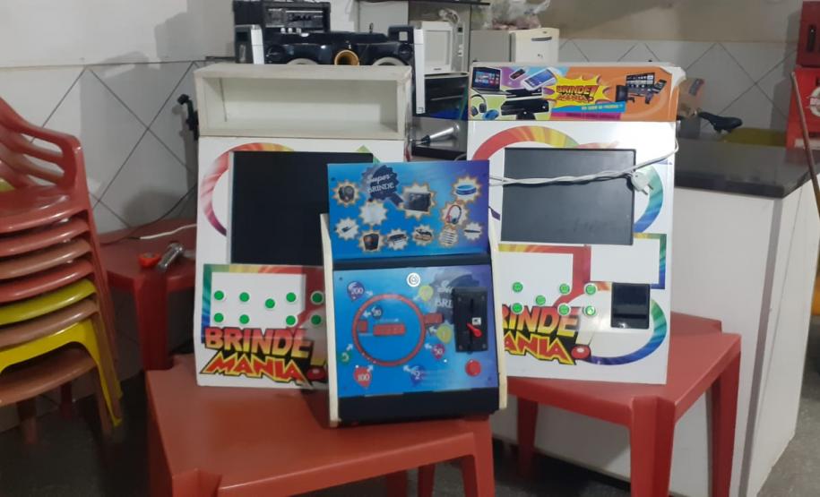 AIFU aplica mais de R$ 17 mil em multas e apreende três máquinas caça-níqueis em Curitiba