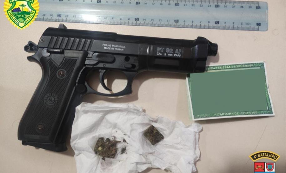 No Noroeste do estado, PM prende quatro homens e apreende simulacro e drogas