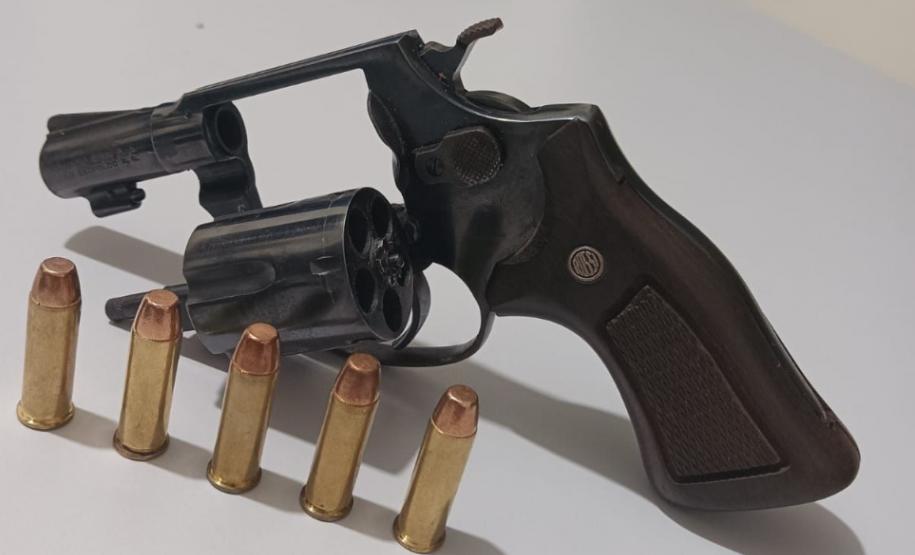 No Noroeste do estado, PM prende quatro homens e apreende simulacro e drogas