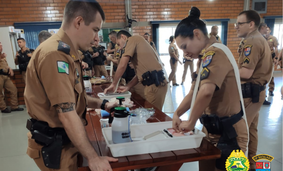 Policiais do 10º BPM recebem instrução sobre atendimento pré-hospitalar em combate, em Apucarana