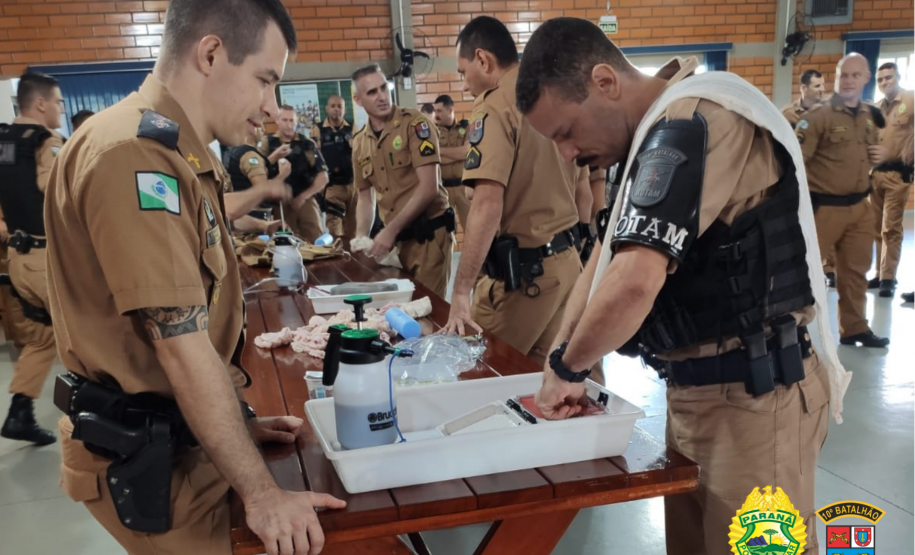 Policiais do 10º BPM recebem instrução sobre atendimento pré-hospitalar em combate, em Apucarana