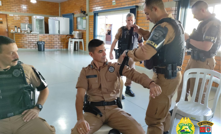 Policiais do 10º BPM recebem instrução sobre atendimento pré-hospitalar em combate, em Apucarana